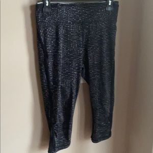 Lululemon cropped, mid rise  legging size 6